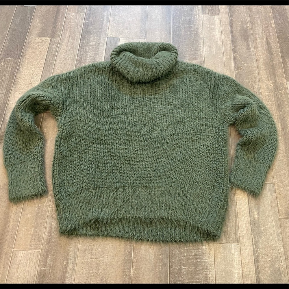 Green Chucky turtleneck sweater